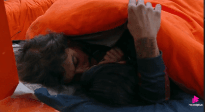 Em “A Fazenda”, Shia Phoenix e Michelle Barros trocam beijos e declarações