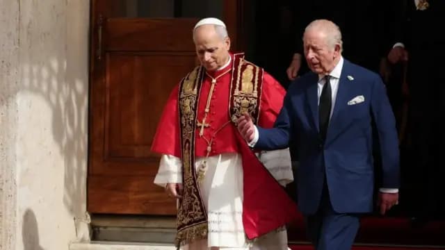 Momento histórico: Rei Charles III e Papa Leão XIV rezam juntos no Vaticano; vídeo