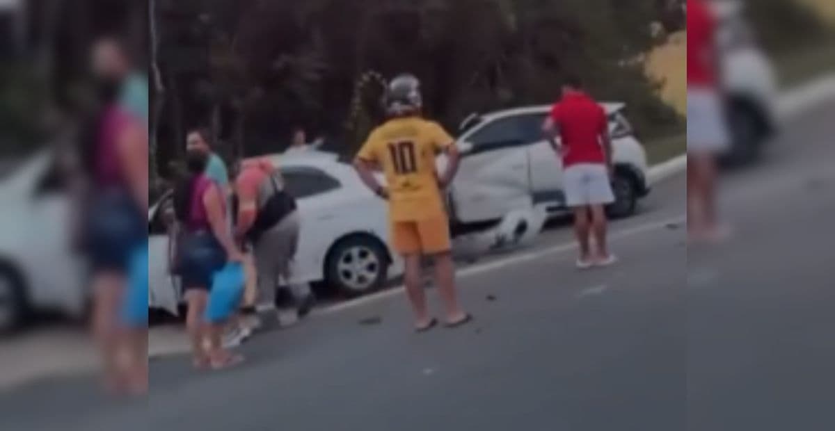 VÍDEO: Acidente envolvendo carros e moto deixa entregador ferido em Manaus