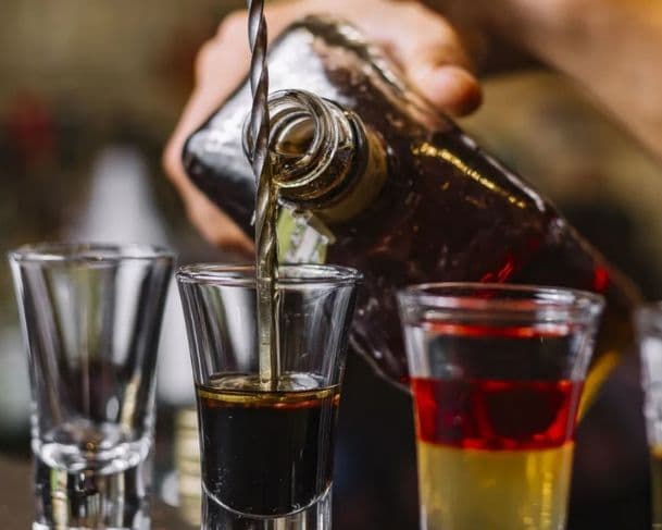 Casos de intoxicação por metanol em bebidas alcoólicas sobem no Brasil e mortes chegam a 15