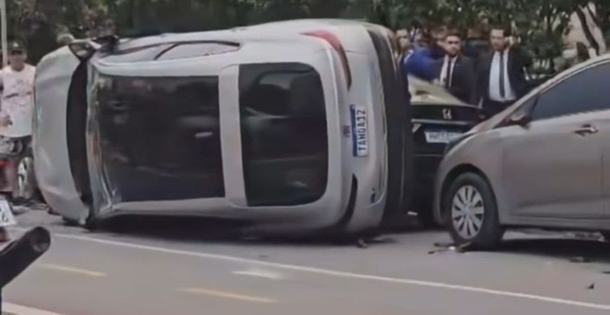 Carro capota no Passeio do Mindu e assusta motoristas no Parque 10