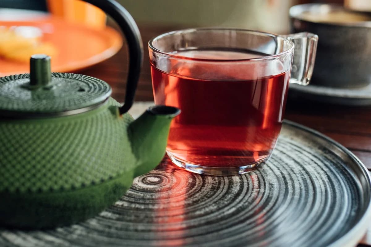 Conheça o chá anti-inflamatório que pode ajudar nos sintomas da menopausa