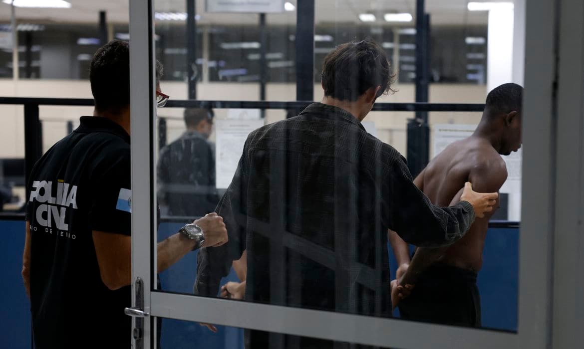 Castro pede transferência de 10 detentos do Rio para presídios federais