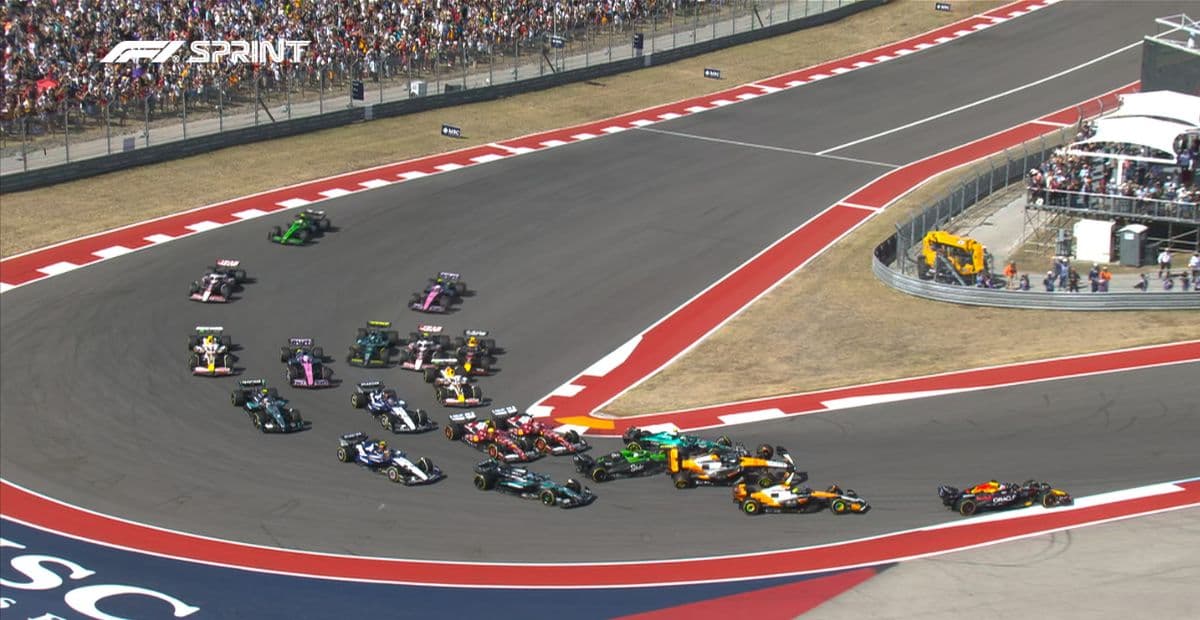 Verstappen vence corrida sprint com tranquilidade após acidente entre Norris e Piastri