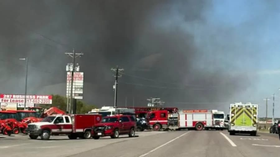 VÍDEO: avião cai em estacionamento nos EUA e duas pessoas morrem