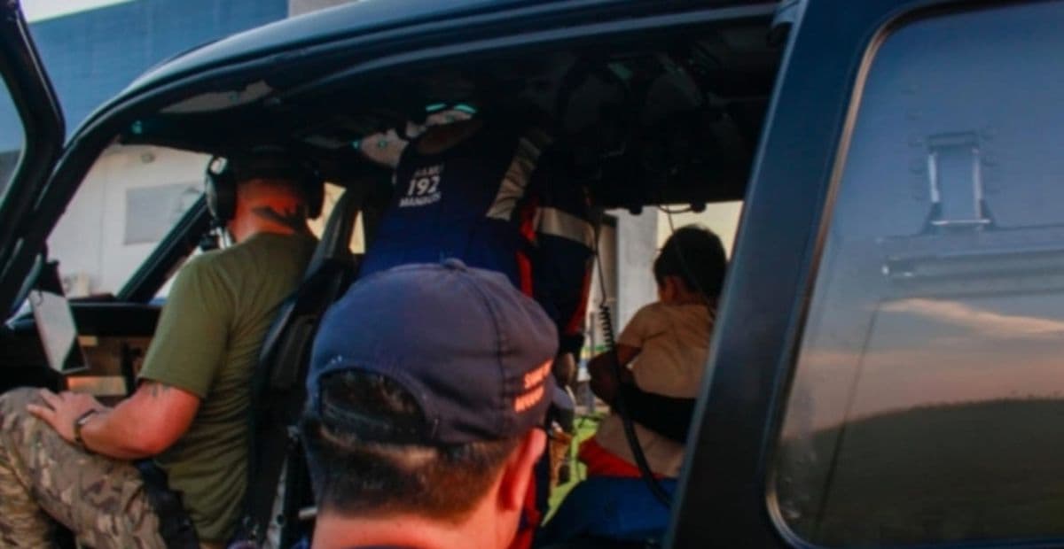 Helicóptero resgata idosa com fratura e criança com insuficiência respiratória em Manaus