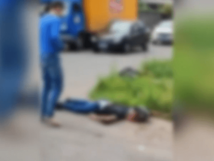 Motociclista morre esmagado por caminhão de lixo