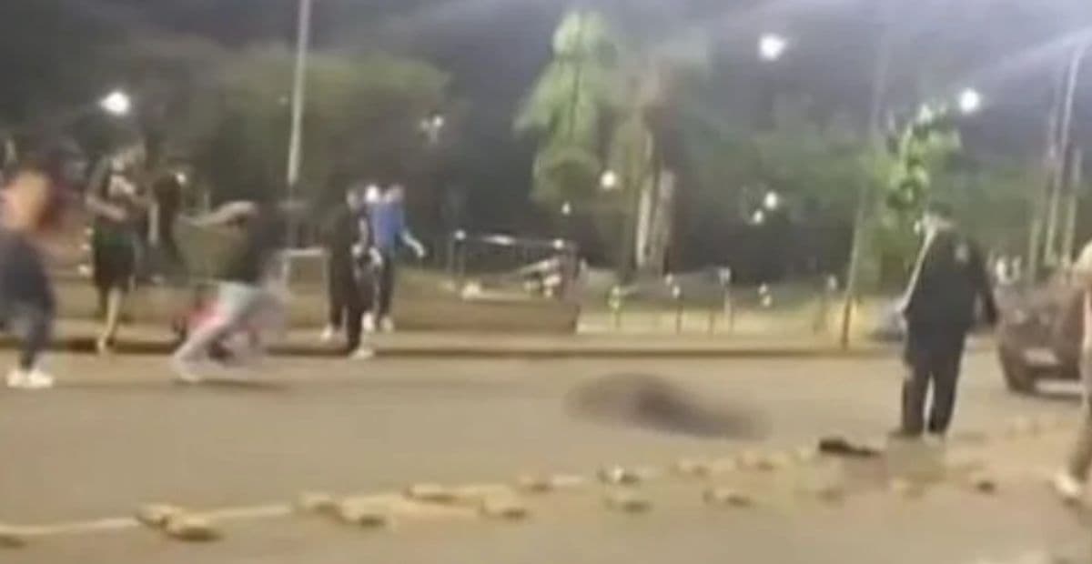 VÍDEO: Jovem é espancado e atropelado duas vezes após briga em boate