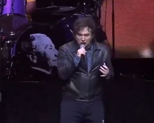 Milei faz show de rock e homenageia Bolsonaro em apresentação
