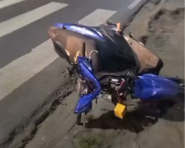 Motociclista perde o controle da moto e bate contra calçada em Manaus; vídeo