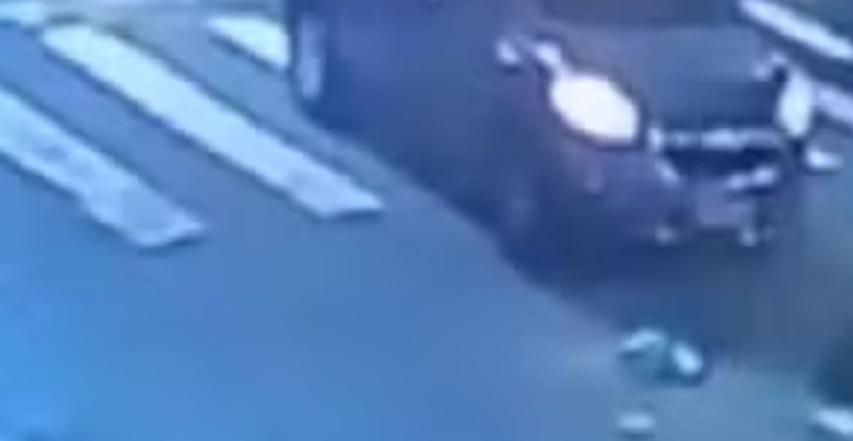 Veja momento que mulher morre atropelada em faixa de pedestre