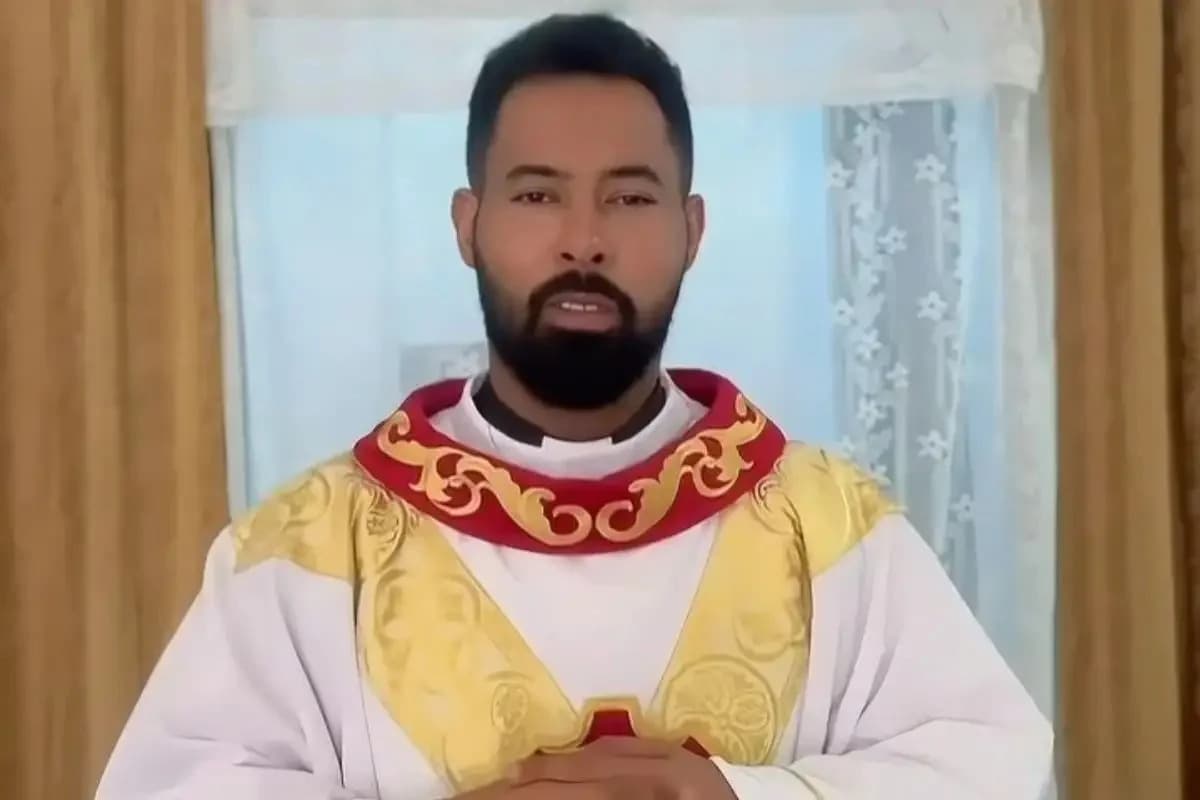 VÍDEO: Padre é investigado pela igreja após ser flagrado com noiva de fiel na casa paroquial