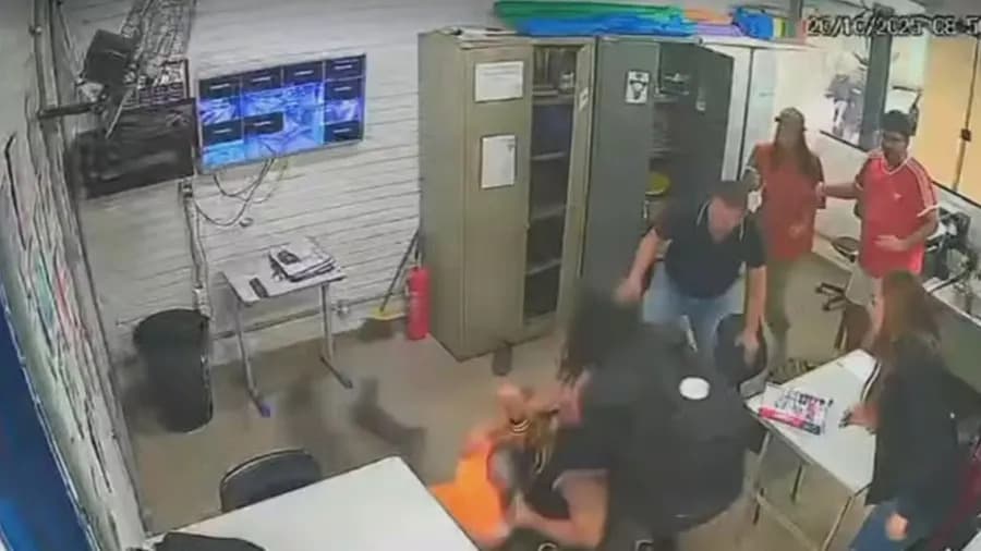 VÍDEO: Pai de aluna espanca professor após bronca por uso de celular na sala de aula