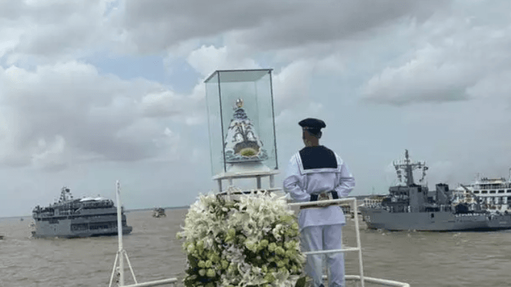 Círio de ‘Nazinha’: milhares de fiéis tomam as ruas de Belém e as águas da baía do Guajará