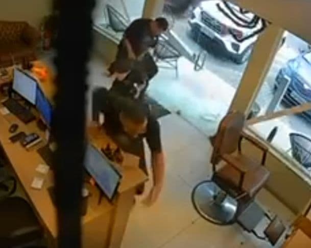 Família é assaltada e fica no meio de tiroteio em frente a salão de beleza