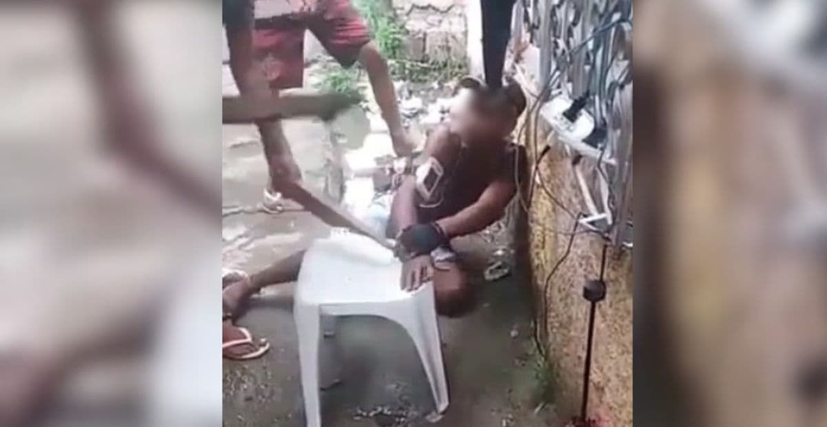 Vídeo mostra homem sendo submetido a ‘tribunal do crime’ com pedaços de madeira
