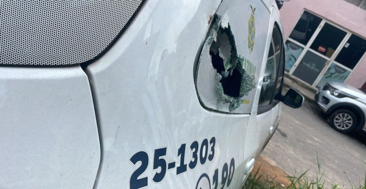 Viatura da PM é danificada durante patrulhamento em área de tráfico na Redenção