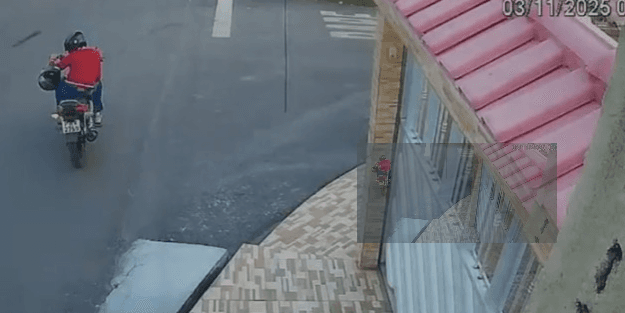 Homem é flagrado assaltando dois adolescentes na zona norte de Manaus; pedestre reage