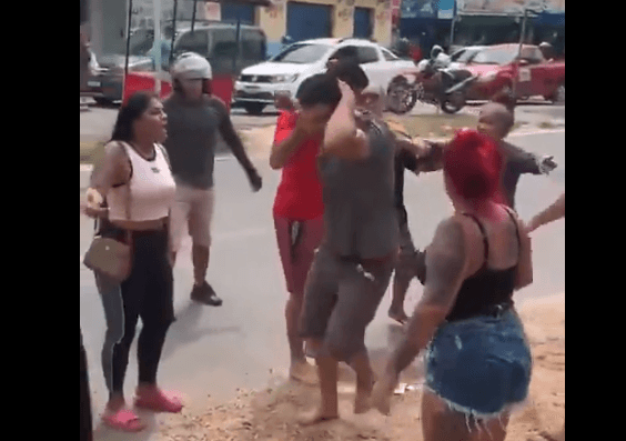 VÍDEO: Suspeito de assalto, homem é espancado por populares em Manaus