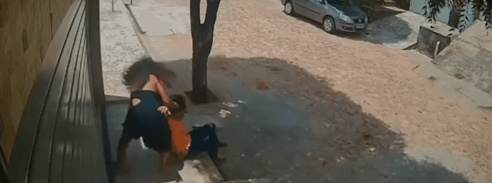 VÍDEO: Mãe é agredida pela própria filha no centro de Ceará
