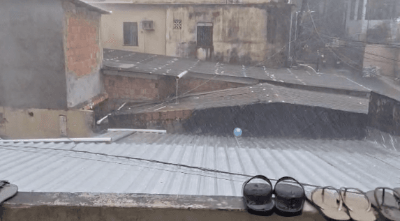 Riscos de deslizamentos e desabamentos são registrados durante forte chuva em Manaus