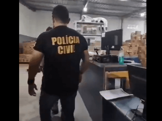 Vídeo mostra prisão de funcionário da TV Lar Motos por furto de R$ 150 mil em peças