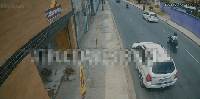 Mototaxista colide contra carro, cai na pista e morre atropelado por caminhão