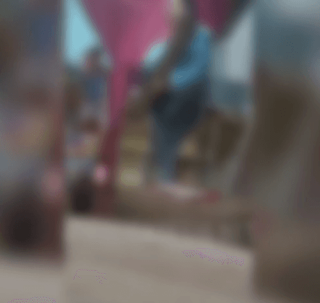 Irmã flagra possível traição, arma câmera e agride a irmã com pedaço de madeira