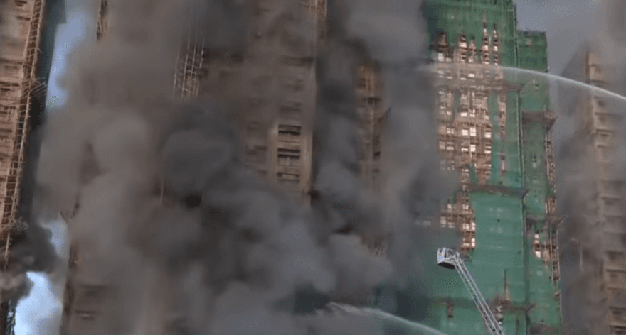 Incêndio de grandes proporções em residencial de Hong Kong deixa quatro mortos