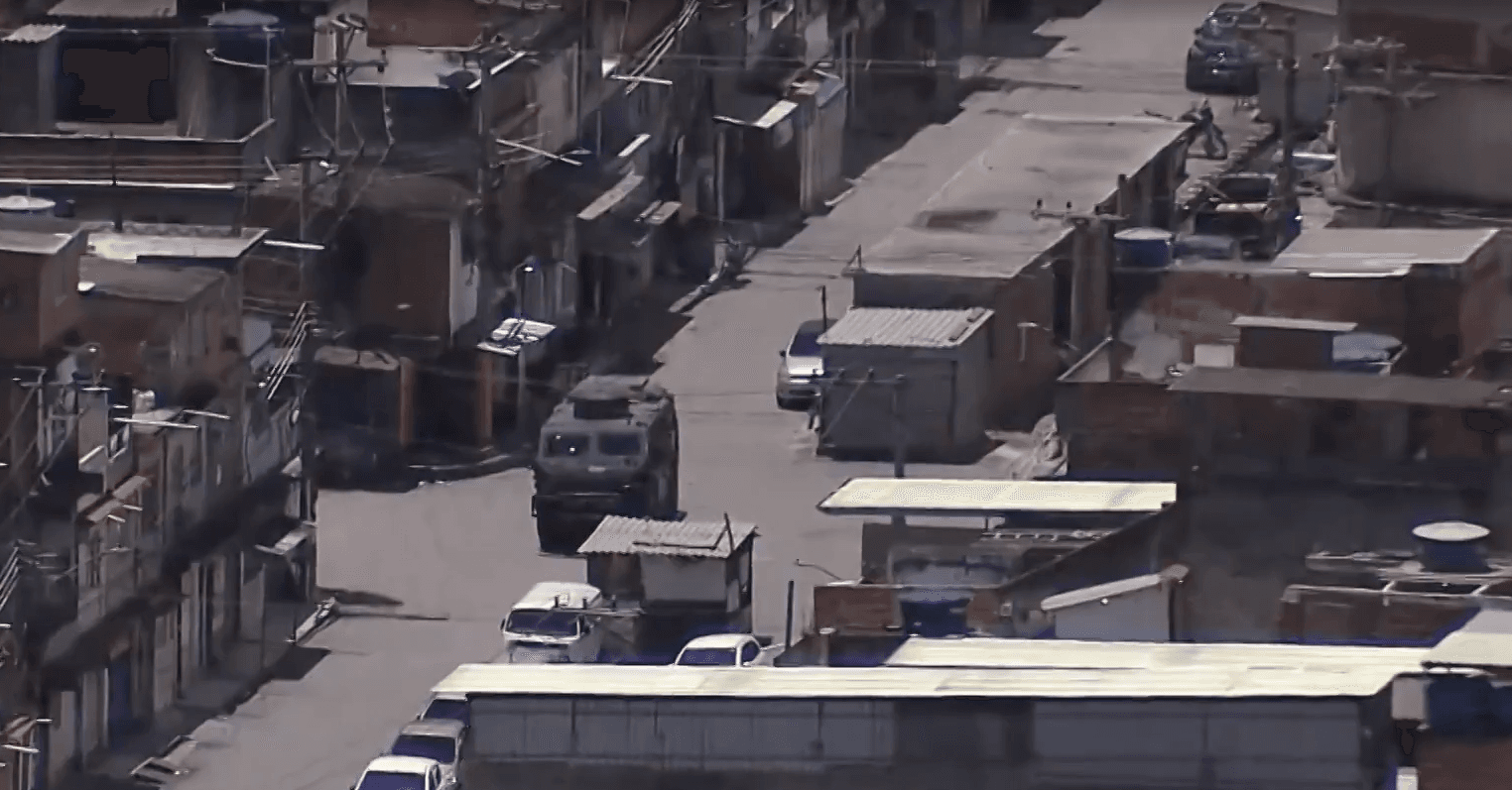 Menino de 12 anos é baleado dentro da escola durante tiroteio no RJ