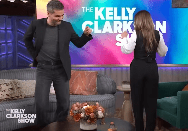 Wagner Moura samba com Kelly Clarkson durante entrevista e diverte plateia nos EUA
