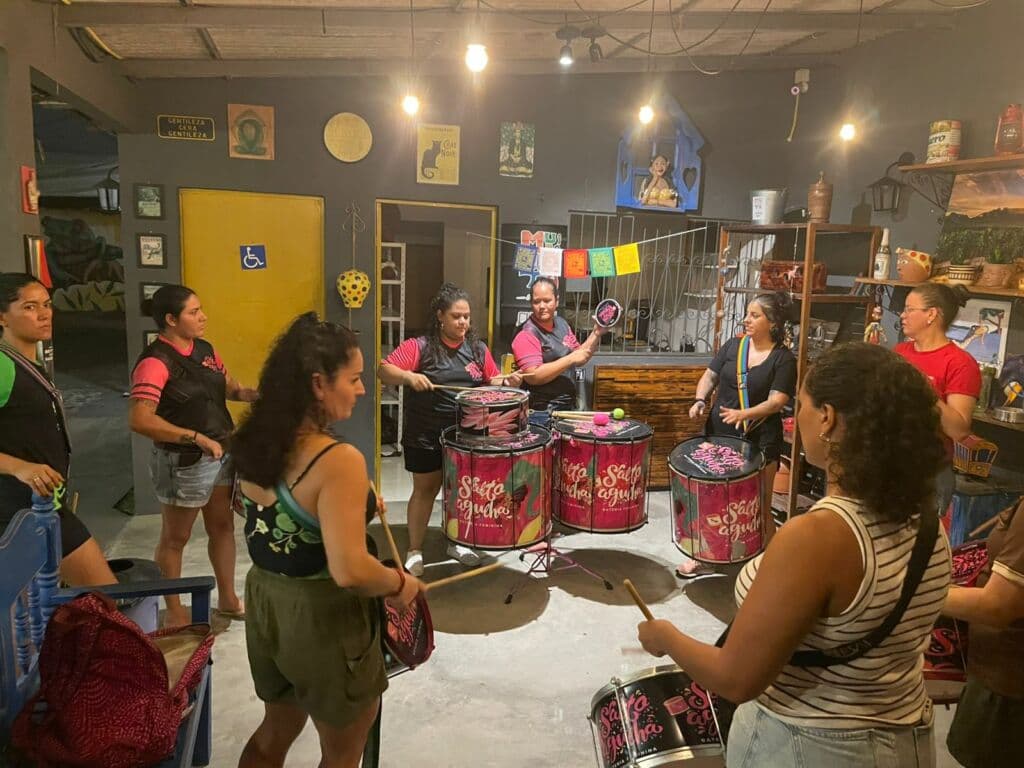 Workshop de percussão reúne mulheres no ritmo do samba no Muiraquitã
