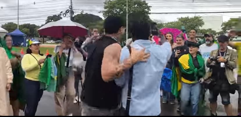 VÍDEO: Comemoração da prisão de Bolsonaro gera briga entre apoiadores e críticos
