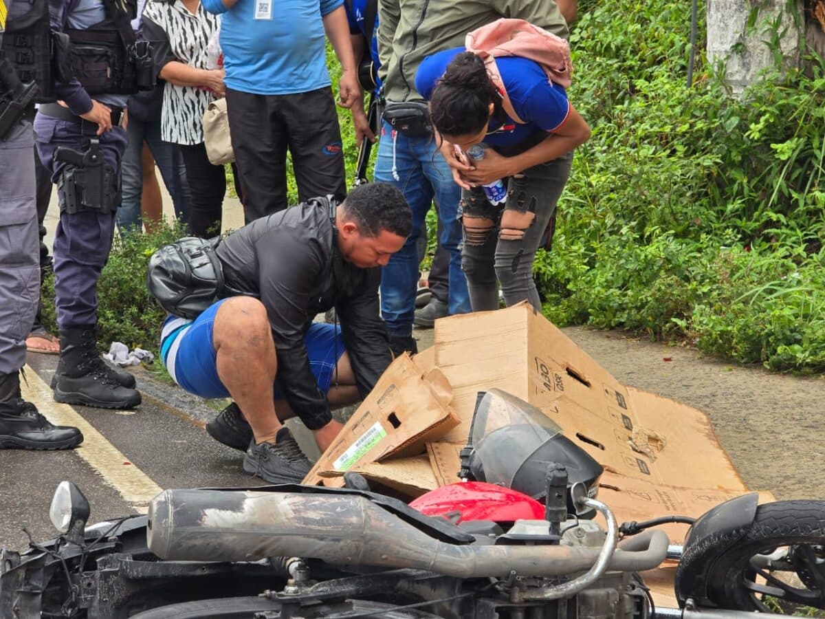 VÍDEOS: Motociclista morre ao tentar ultrapassar caminhão em avenida de Manaus