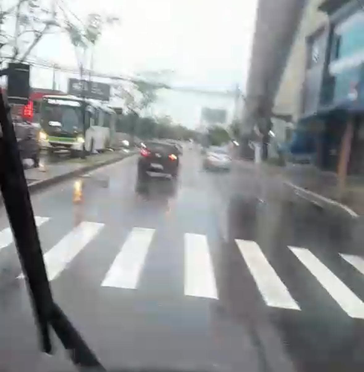 Feriado é marcado por forte chuva e riscos de alagamentos em Manaus