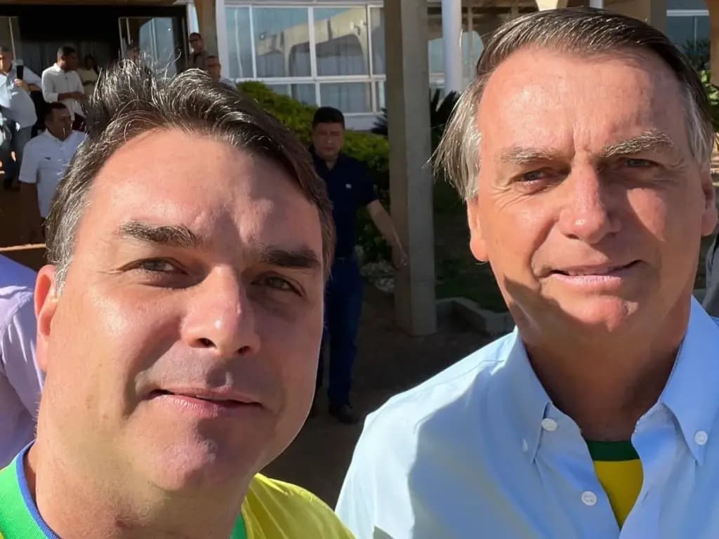 Moraes autoriza retomada de visitas de Flávio ao pai, mas proíbe atos políticos
