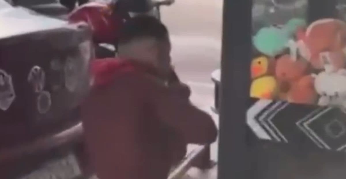 Homem é flagrado furtando bichos de pelúcia em posto de combustíveis no São Jorge