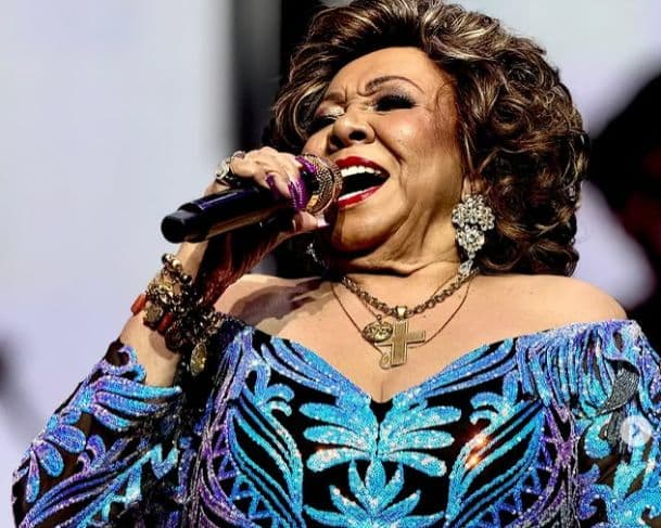 Alcione se irrita ao ser incomodada por fãs enquanto fazia compras em Lisboa