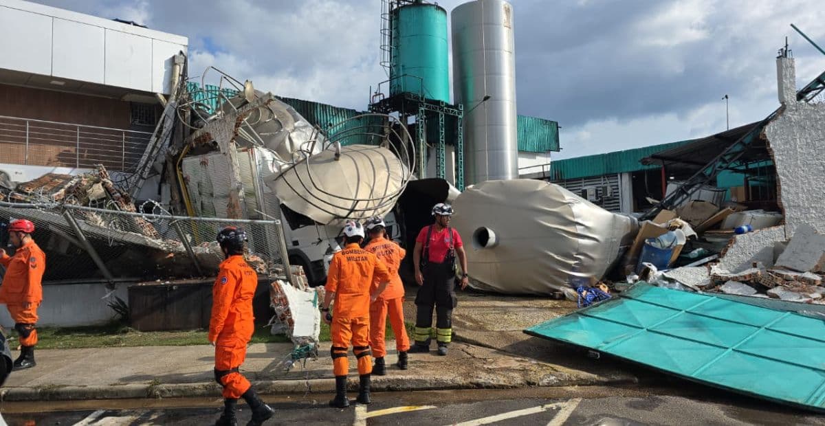 Tonéis de vinagre desabam em fábrica na zona Oeste de Manaus