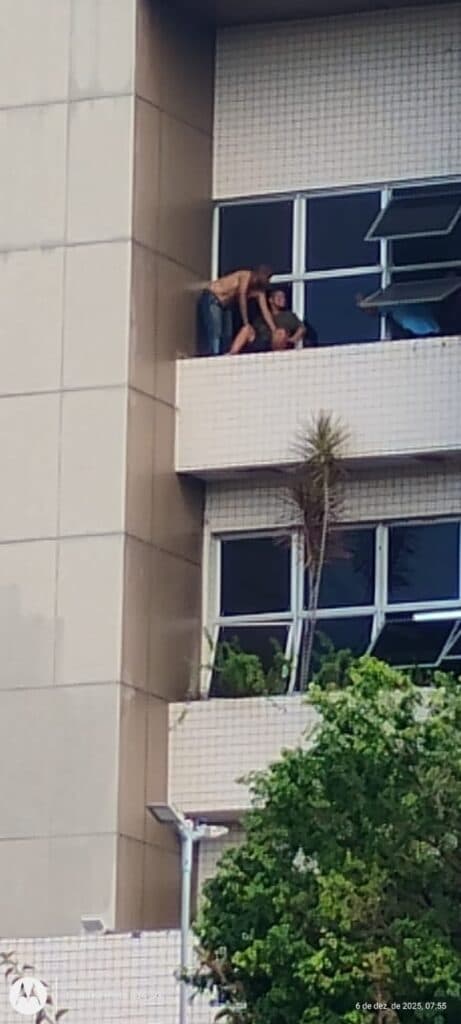 VÍDEO: Homem faz refém em janela do Hospital João Lúcio em Manaus