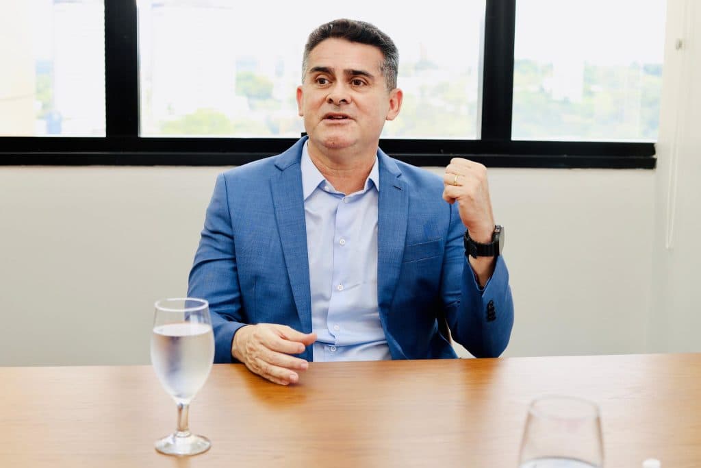 David Almeida reduz tom do debate eleitoral antes da visita de Lula ao Amazonas