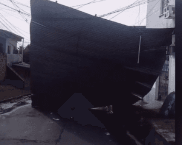Ventania arranca telhado de casa no Metrópoles durante tempestade que atingiu Manaus neste domingo (7)