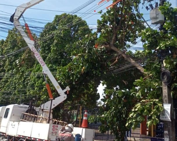 Diversos bairros de Manaus seguem sem energia elétrica, mesmo 15 horas após tempestade