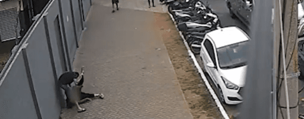 Homem é preso após atacar e enforcar mulher no meio da rua em São Paulo