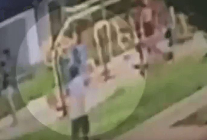 Câmeras registram momento que homem morre ao tentar salto em praça