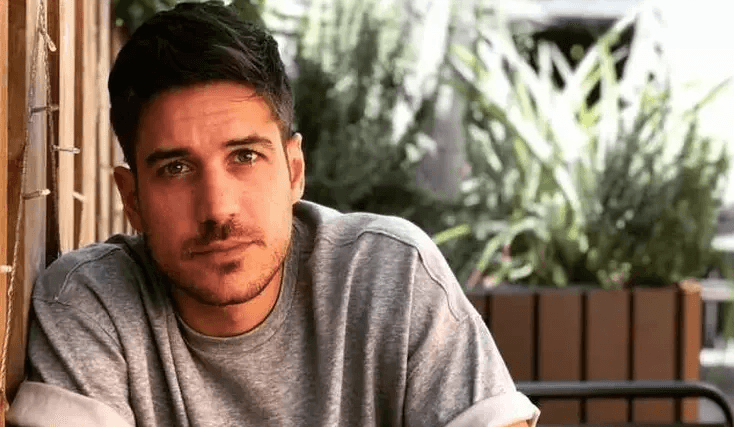 Marco Pigossi fala sobre fase em que temia se declarar gay: “Era sobrevivência”