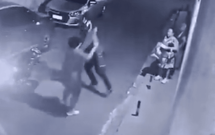 Vídeo mostra momento em que suspeito é agredido após anunciar assalto no Japiim