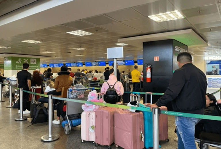 Latam pede que passageiros arquem custos após voos cancelados