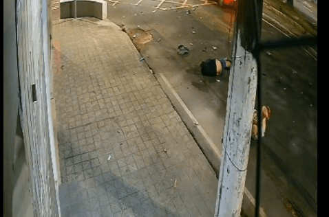 VÍDEO: Motorista na contramão atinge moto e deixa casal ferido em Manaus