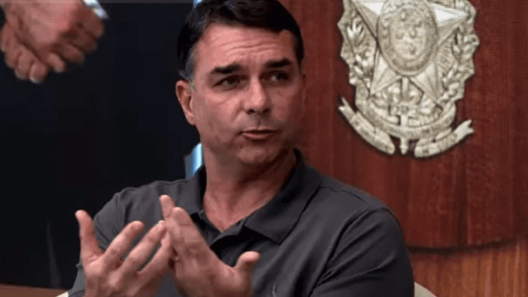 Flávio Bolsonaro elogia Zezé Di Camargo, mas cobra pedido de desculpas após polêmica com SBT